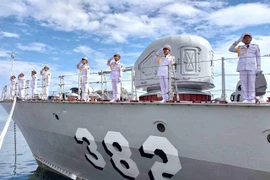 Practicing the salute maneuver at sea. (Photo: Vietnam People’s Navy)