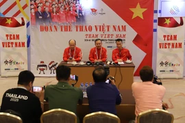 Head of the Vietnamese sports delegation Nguyen Hong Minh (centre) and two deputy heads of the delegation preside over the meeting with reporters covering the SEA Games in Bangkok. (Photo: VNA)