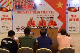 Head of the Vietnamese sports delegation Nguyen Hong Minh (centre) and two deputy heads of the delegation preside over the meeting with reporters covering the SEA Games in Bangkok. (Photo: VNA)