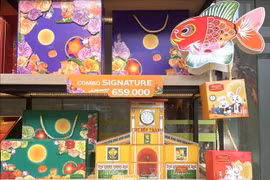 Since the beginning of the 7th lunar month, leading confectionery companies have launched their new products for Mid-Autumn Festival. (Photo: VNA)
