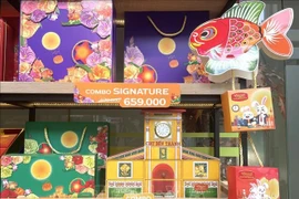 Since the beginning of the 7th lunar month, leading confectionery companies have launched their new products for Mid-Autumn Festival. (Photo: VNA)