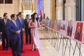 Vietnamese Prime Minister Pham Minh Chinh and his Lao counterpart Sonexay Siphandone tour the display (Photo: VNA)