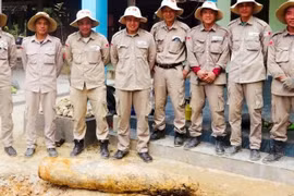 PeaceTrees Vietnam personnel safely move the bomb to a designated detonation site. (Photo: nhandan.vn)