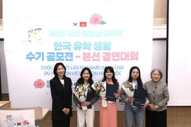 First-prize winners of the writing contest featuring Vietnamese students in the Republic of Korea. (Photo: VNA)