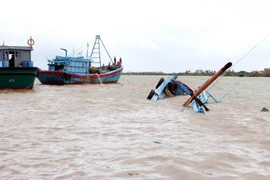 Rescure forces bring all crew members on a watercraft that was capsized to shore safely on the Chanh River, Quang Yen ward, Quang Ninh province. (Photo: VNA)