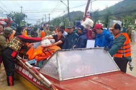 Gia Lai authorities deploy additional personnel and resources to evacuate residents and deliver essential food and supplies to flooded areas. (Photo: VNA)