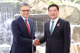 Minister of Industry and Trade Nguyen Hong Dien (R) meets with President and CEO of the Business Council of Canada (BCC) Goldy Hyder in Kuala Lumpur on October 27. (Photo: VNA)