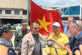 Venezuelan Minister of Foreign Affairs Yvan Gil Pinto welcomes the Vietnamese team at the airport. (Photo: VNA)