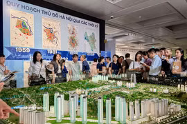 Hanoi residents are interested in exploring the 100-year urban planning vision for the capital city. (Photo: VNA)