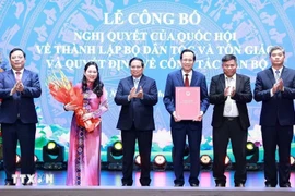 Prime Minister Pham Minh Chinh (thrid, left) hands over the decision to establish the Ministry of Ethnic and Religious Affairs to leaders of the ministry (Photo: VNA)