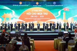 Prime Minister Pham Minh Chinh and other delegates join the opening ceremony of the first Autumn Fair 2025 in Hanoi on October 25, 2025. (Photo: VNA) 