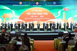 Prime Minister Pham Minh Chinh and other delegates join the opening ceremony of the first Autumn Fair 2025 in Hanoi on October 25, 2025. (Photo: VNA) 