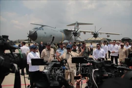 Indonesia President Prabowo Subianto (centre) speaks at the handover ceremony of the Airbus A400M military transport aircraft. (Photo: VNA)