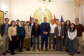 Participants at the handover ceremony of digital education equipment. (Photo: VNA)