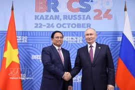 Prime Minister Pham Minh Chinh (L) and Russian President Vladimir Putin, Chair of BRICS in 2024, meets on October 24, 2024, on the sidelines of the expanded BRICS Leaders’ Summit in Kazan. (Photo: VNA)