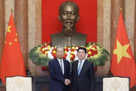 State President Luong Cuong (R) and Zhao Leji, member of the Standing Committee of the Political Bureau of the Communist Party of China (CPC) Central Committee and Chairman of the Standing Committee of the National People’s Congress (NPC) of China, in Hanoi on September 1 (Photo: VNA)