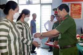  A police officer hands over amnesty decisions to prisoners in Soc Trang province (Photo: VNA) 