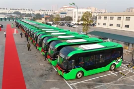 VinFast's green bus fleet is ready to supply to three transport companies. (Photo: VNA)