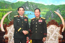 Minister of National Defence Gen. Phan Van Giang (L) and his Lao counterpart Sen. Lieut. Gen Khamliang Outhakaysone (Photo: VNA)