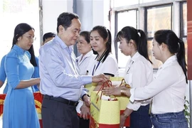 National Assembly Chairman Tran Thanh Man presents gifts to workers at Giap Quan Thang Co., Ltd. (Photo: VNA)