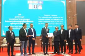 Vietnamese Ambassador to Cambodia Nguyen Minh Vu (fourth from left) symbolically hands over the building to Secretary General of the Cambodian National Assembly Leng Peng Long. (Photo: VNA)