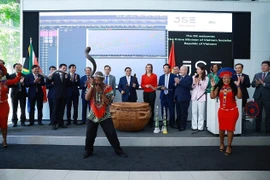Prime Minister Pham Minh Chinh and delegates beat the drum to open a trading session at the Johannesburg Stock Exchange. (Photo: VNA)