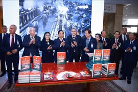 Prime Minister Pham Minh Chinh (4th from left) and his spouse attend the launch of the Arabic translation of Dien Bien Phu by the late legendary General Vo Nguyen Giap of Vietnam on November 19 in Algeria. (Photo: VNA)