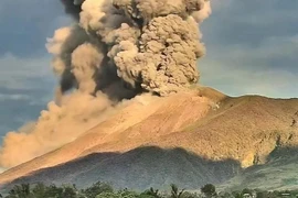 Kanlaon volcano erupts again on April 8. (Photo: scmp) 