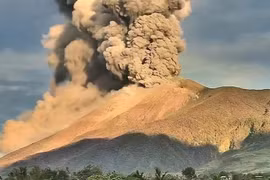 Kanlaon volcano erupts again on April 8. (Photo: scmp) 