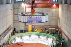 The rotor of the second turbine is being installed at the construction site of the Hoa Binh hydropower plant expansion project in Hoa Binh ward, Phu Tho province. (Photo: VNA)
