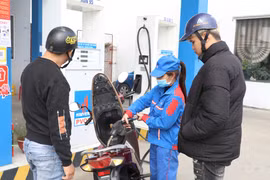 Residents purchase fuel at a petrol station in Ninh Binh province. (Photo: VNA)
