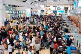 Passengers check in for flights at Noi Bai International Airport. (Photo: VietnamPlus)