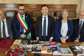 Vietnamese Ambassador to Italy Duong Hai Hung (middle) presents a collection of books on President Ho Chi Minh to the A.P.S INTRA Association in Marsciano. (Photo: VNA)