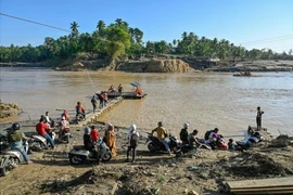 Flash floods kill at least 14 in Indonesia