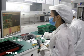 Workers of a semiconductor enterprise (Photo: VNA) 