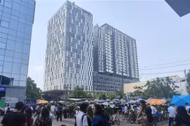 People evacuate from buildings in Yangon, Myanmar, after the earthquake on March 28. (Photo: Xinhua/VNA)