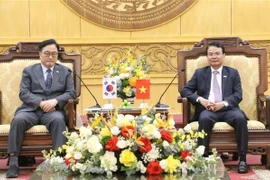 Speaker of the National Assembly of the Republic of Korea (RoK) Woo Won Shik (left) and Secretary of the Ninh Binh provincial Party Committee Dang Xuan Phong (Photo: VNA)