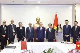 NA Chairman Tran Thanh Man (fifth from right), Speaker of the House of Representatives of Morocco Rachid Talbi El Alami (fourth from left) and other officials at the reception in Can Tho on January 21 (Photo: VNA)