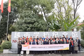 A delegation of youths from five provinces and cities of Vietnam visits the Memorial House of Vietnamese Schools in Nanning, Guangxi. (Photo: VNA)