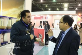 Hoang Duc Nhuan – Trade Counselor of Vietnam in Algeria, discusses with a representative of an Algerian company exporting carbob powder to Vietnam (Photo: VNA)