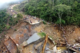 The bridge is destroyed in floods caused by heavy rains in Aceh, Indonesia on December 9, 2025. (Photo: Xinhua/VNA)