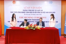 Vietnam and the United Nations Industrial Development Organisation (UNIDO) sign a new country cooperation programme to promote inclusive and sustainable industrial development on April 20. (Photo: VNA)