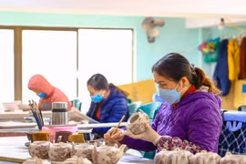 Workers make products for the Lunar New Year (Tet) in Hanoi's Bat Trang commune. (Photo: hanoimoi.vn)