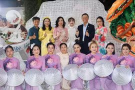 Deputy Minister of Foreign Affairs and Chairwoman of the State Committee for Overseas Vietnamese Affairs Le Thi Thu Hang and overseas Vietnamese in Singapore at the Chingay Parade 2025. (Photo: VNA)