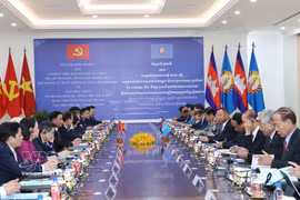 The talks between Politburo member and Permanent member of the Communist Party of Vietnam Central Committee’s Secretariat Tran Cam Tu and Chairman of the Standing Board of the Cambodian People's Party Central Committee Samdech Say Chhum in Phnom Penh on April 10. (Photo: VNA)