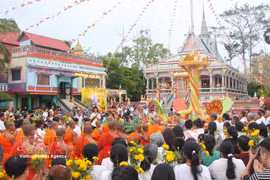 Khmer people celebrate the New Year at Sro Lon Pagoda, My Xuyen ward, Can Tho city. (Photo: VNA)