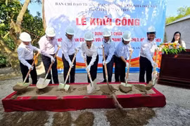 Delegates at the ground-breaking ceremony for the construction of eight houses. (Photo: VNA)