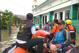 The Indonesian Ministry of Social Affairs distributes aid to residents hit by floods in Bandar Lampung city and surrounding regions. (Photo: ANTARA)