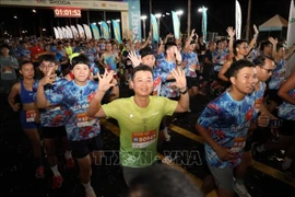 Athletes set off to compete in the 21km distance at the VnExpress Marathon Da Nang 2025. (Photo: VNA)