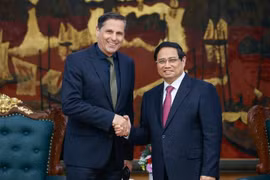 PM Pham Minh Chinh (R) and Skoda Auto Chairman and CEO Klaus Zellmer. (Photo: VNA)